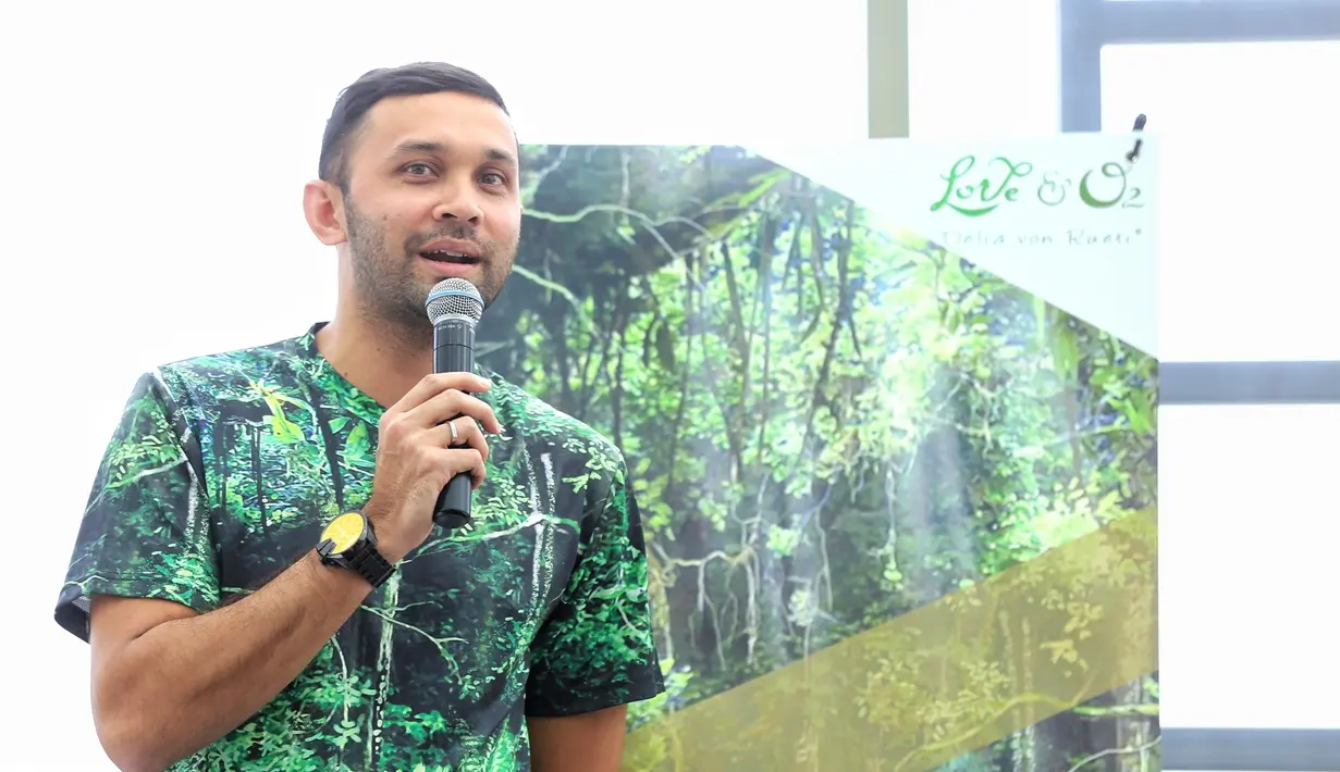 Perkembangan teknologi yang belakangan ini marak, membuat para anak-anak menjadi keranjingan dalam bermain game di gadget. Tapi berbeda dengan anak pasangan Teuku Zacky dan Ilmira Usmanova. (Adrian Putra/Bintang.com)