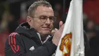 Manajer Manchester United Ralf Rangnick sebelum pertandingan sepak bola Liga Inggris antara Manchester United dan Burnley di Old Trafford di Manchester, Inggris, Kamis, 30 Desember 2021. (AP Photo/Rui Vieira)
