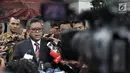 Sekjen PDIP Hasto Kristiyanto memberi keterangan pers usai menemui Ketum PDIP Megawati Soekarnoputri, Jakarta, Sabtu (6/1). PDIP sendiri belum menentukan pengganti Abdullah Azwar Anas. (Liputan6.com/Arya Manggala)