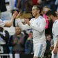 Striker Real Madrid, Gareth Bale, melakukan selebrasi bersama Toni Kroos usai mencetak gol ke gawang Celta Vigo pada laga La Liga di Stadion Santiago Bernabeu, Sabtu (12/5/2018). Real Madrid menang 6-0 atas Celta Vigo. (AP/Paul White)