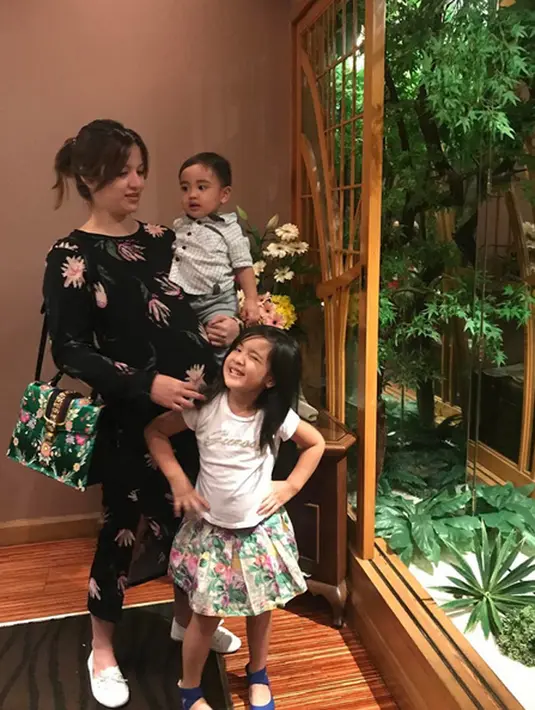 "Alhamdulilah, telah lahir anak ke 3 ku MAGIKA ZALARDI BAKRIE. Terimakasih untuk doa dan dukungan dari teman-teman sekalian. I love you all," tulis Nia Ramadhani sebagai keterangan foto bersama bayinya. (Instagram/ramadhaniabakrie)