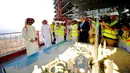Pangeran Arab Saudi, Alwaleed bin Talal (kiri) melihat miniatur Menara Jeddah di proyek Menara Jeddah, Laut Merah, Jeddah (11/5). Proyek Menara Jeddah dirancang memiliki 200 lantai dan menghadap Laut Merah. (AFP PHOTO/Amer Hilabi)