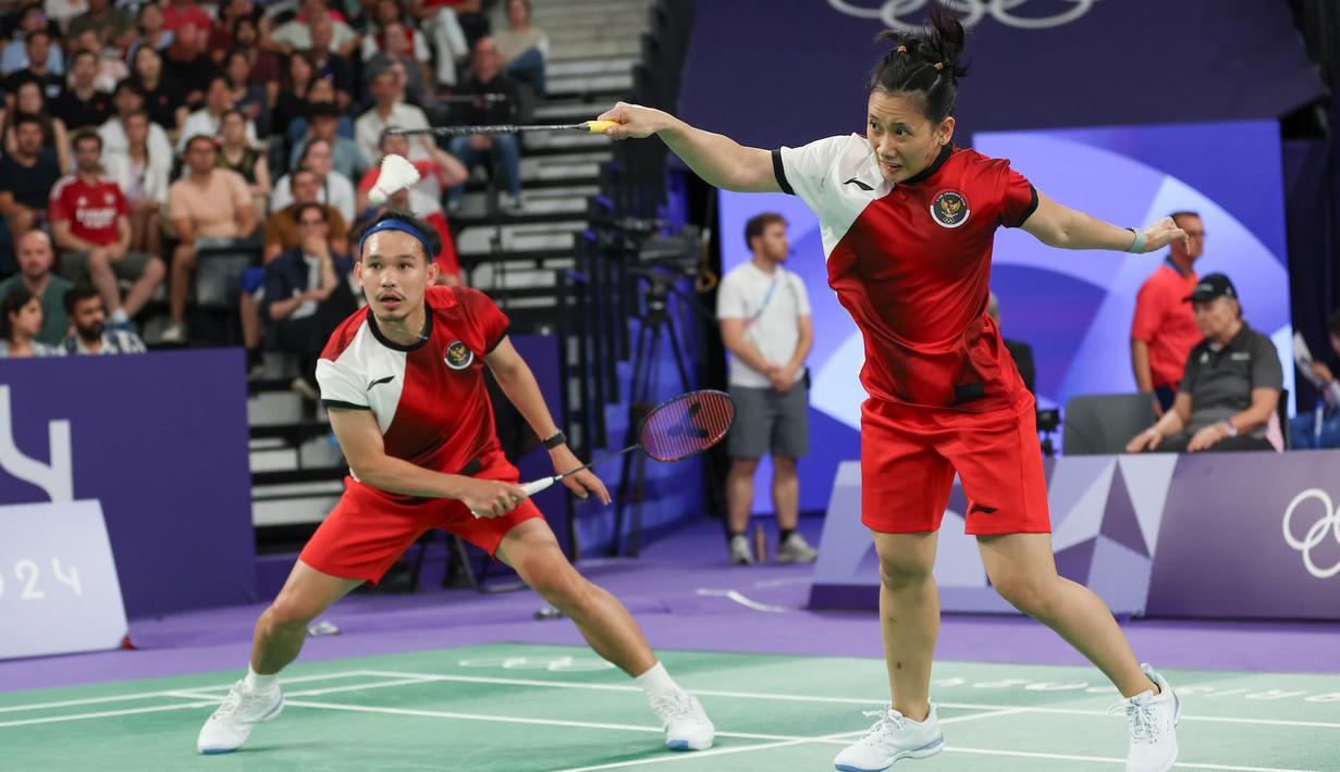 <p>Pemain ganda campuran Indonesia, Pitha Haningtyas Mentari berusaha mengembalikan bola smes saat menghadapi wakil Prancis, Thom Gicquel/Delphine Delrue pada laga Grup A Olimpiade Paris 2024 di Porte De La Chapelle Arena, Paris, Senin (29/7/2024). Rinov Rivaldy/Pitha Haningtyas Mentari kalah dua gim langsung 13-21, 15-21. (Dok. NOC Indonesia/Naif Muhammad Al'as)</p>