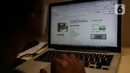 Warga mengenakan laptop mencari barang yang ingin dibeli di platform digital di Jakarta, Rabu (15/6/2022). Direktorat Jenderal Pajak (DJP) Kementerian Keuangan berencana menarik bea meterai Rp10 ribu untuk pelanggan platform digital termaksuk belanja online di e-commerce, untuk di atas pembelian Rp5 juta rupiah. (Liputan6.com/Johan Tallo)