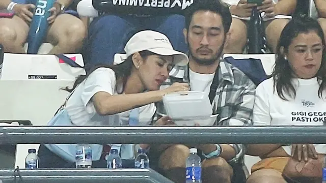 [Fimela] Potret kebersamaan Syahnaz Sadiqah dan Jeje Govinda di Lagi-Lagi Tenis