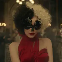 Makeup Emma Stone sebagai Cruella terinspirasi gaya punk rock dari band Siouxsie and the Banshees tahun 1970-an. (Foto: Youtube.com/Walt Disney Studios).