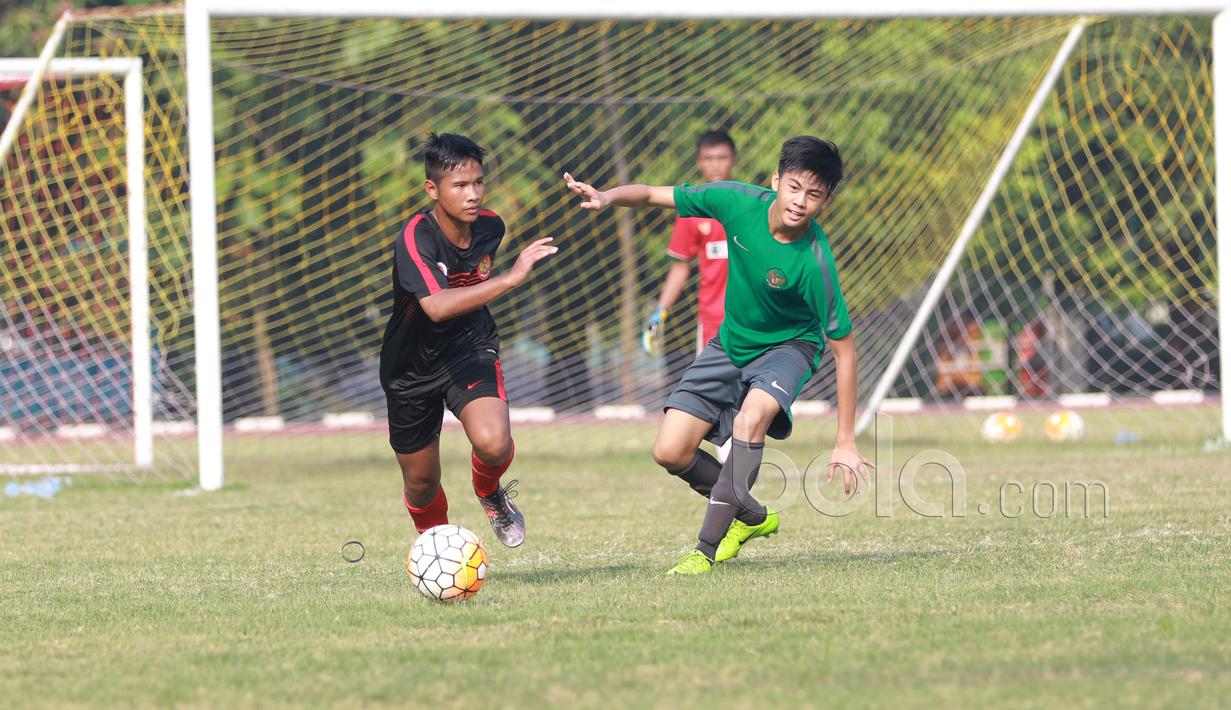 Pemain Timnas U-16, Rendy Juliansyah (kanan) melawan Timnas Pelajar U-15 pada laga uji coba di Stadion Atang Sutesna, Cijantung, Rabu (16/5/2017). Timnas U-16 menang 5-1. (Bola.com/Nicklas Hanoatubun)