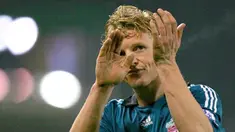 Liverpool's Dirk Kuyt applauds Liverpool fans after their Premiership match against Stoke City at Britannia football Stadium on January 10, 2009. The match ended 0-0. AFP PHOTO/CARL DE SOUZA