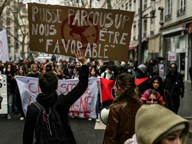 Sejumlah murid ikut serta dalam unjuk rasa setelah seruan pemogokan dan protes dari serikat guru terkait gaji dan kondisi kerja, di Lyon, Prancis, pada 1 Februari 2024. (JEFF PACHOUD/AFP)