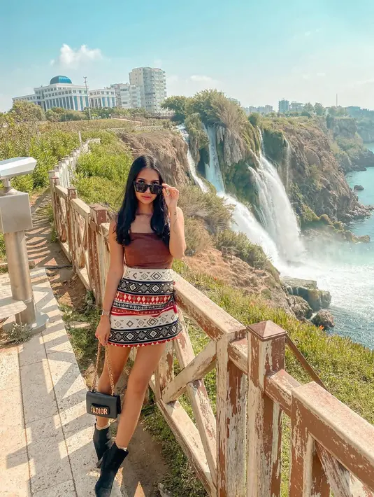 Cuaca yang cerah, kacamata hitam yang dikenakan Soraya Rasyid pun tidak pernah lepas saat abadikan momen indah. Banyak dari netizen dan penggemarnya puji penampilannya yang stylish di Instagram. (Liputan6.com/IG/@sorayarasyid12)
