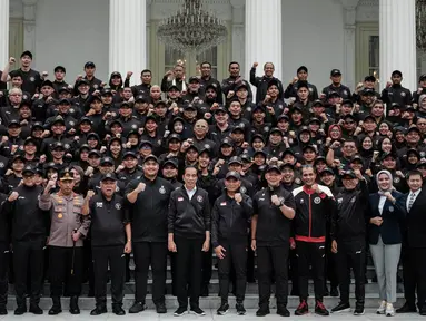 Presiden RI Joko Widodo (tengah) bersama para atlet dan official tim berfoto bersama dalam upacara pelepasan kontingen Indonesia ke Asian Games ke-19 di Istana Kepresidenan di Jakarta pada Selasa 19 September 2023. (Yasuyoshi CHIBA/AFP)