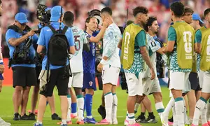Cristiano Ronaldo dan Luka Modric berpelukan usai laga Portugal vs Kroasia di babak 32 Besar Piala Dunia 2026 - AP Photo/Jared Freed