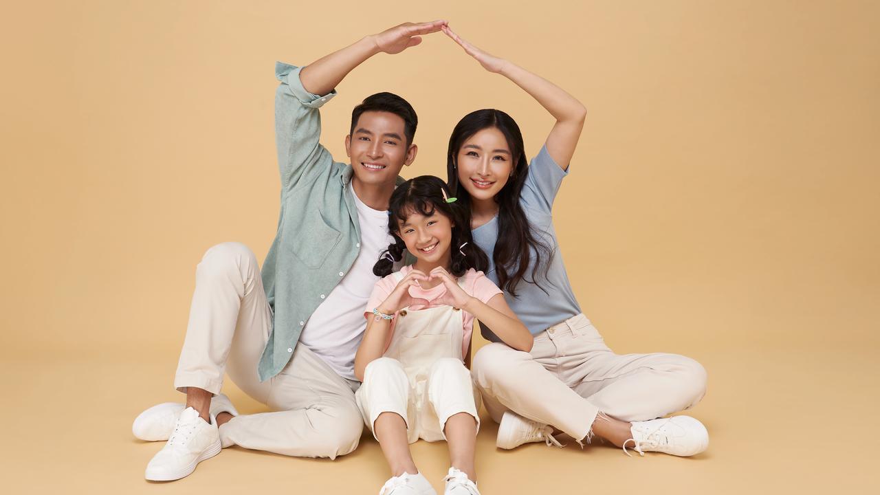 8 Rekomendasi Gaya dan Pose Foto Lebaran Keren untuk Bapak-Bapak, Biar Gak Pamer Jempol Terus