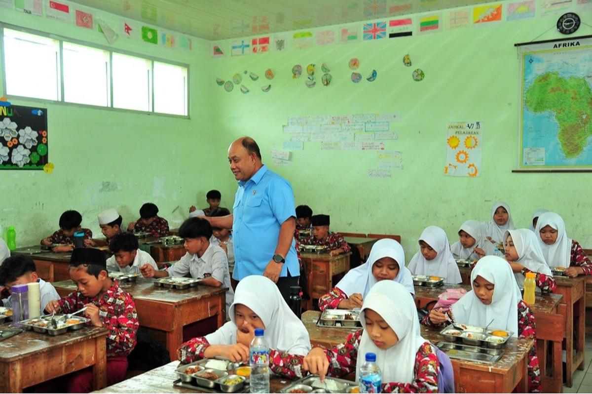 Kepala Badan Gizi Nasional Dadan Hindayana saat meninjau program Makan Bergizi Gratis