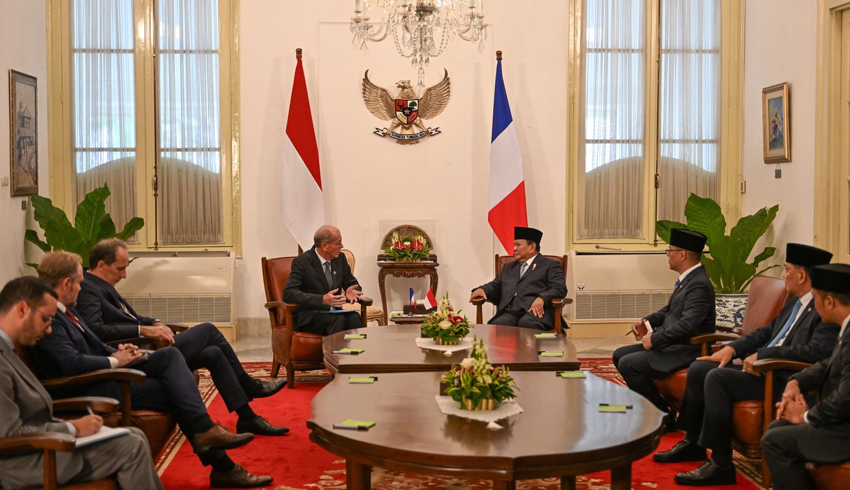 Presiden Indonesia, Prabowo Subianto (kanan hadap lensa) saat menerima perwakilan khusus Menteri Eropa dan Luar Negeri Prancis untuk hubungan ekonomi dengan negara-negara ASEAN, Francois Corbin di Istana Kepresidenan Republik Indonesia, Jakarta pada Senin 21 Oktober 2024. (BAY ISMOYO/POOL/AFP)