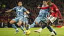 Pemain MU, Marcus Rashford (kanan), beberapa kali mengancam gawang Aston Villa dalam pertandingan pekan ke-19 Liga Inggris 2023/2024 yang berlangsung di Old Trafford, Rabu (27/12/2023). (AP Photo/Dave Thompson)