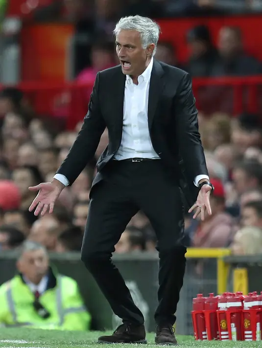Manajer Manchester United Jose Mourinho bereaksi dengan frustrasi saat timnya menghadapi Leicester City dalam Premier League Inggris di Old Trafford, Manchester, Inggris, Jumat (10/8). (AP Photo/Jon Super)