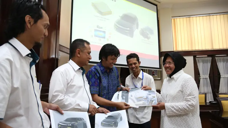 Mobil dinas Wali Kota Surabaya Tri Rismaharini akan segera berganti dengan mobil listrik buatan anak bangsa, ITS.