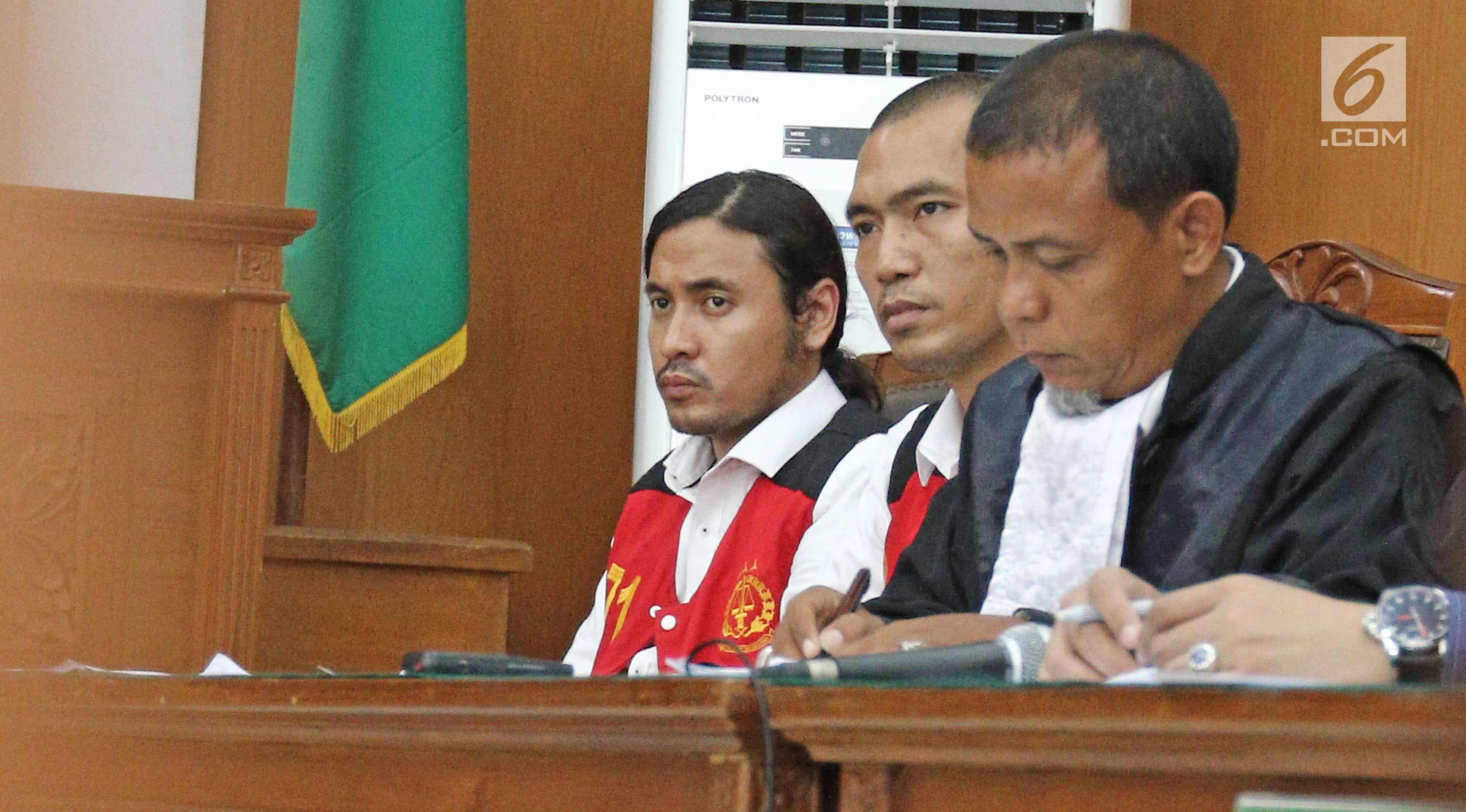 Ekspresi Marcello Tahitoe atau Ello saat menjalani sidang lanjutan di PN Jakarta Selatan, Selasa (31/10). Ello dan rekannya Diego menjalani sidang  kasus penyalahgunaan narkoba dengan agenda saksi dari pihak JPU. (Liputan6.com/Herman Zakharia)