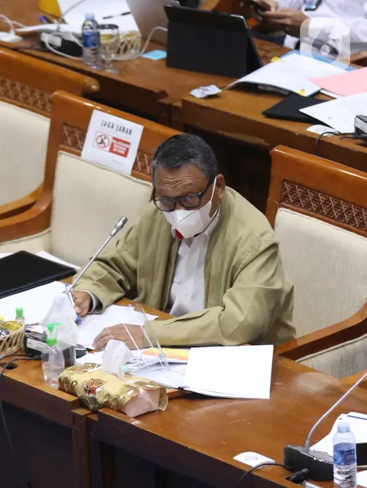 Menteri ESDM, Arifin Tasrif memberikan paparan dalam rapat kerja dengan Komisi VII DPR di Kompleks Parlemen, Senayan, Jakarta, Selasa (19/1/2021). Rapat membahas strategis program kerja Kementerian ESDM tahun 2021 serta evaluasi kinerja Kementerian ESDM Tahun 2020. (Liputan6.com/Angga Yuniar)