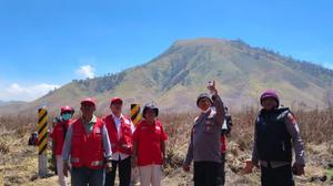 PMI Probolinggo Berjibaku Padamkan Karhutla Gunung Bromo, Hadapi Medan Sulit