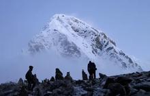 Potret Tangguhnya Sherpa Porter Gunung Everest Bawa Perlengkapan Pendaki, Sampai 'Rumah' pun Digotong