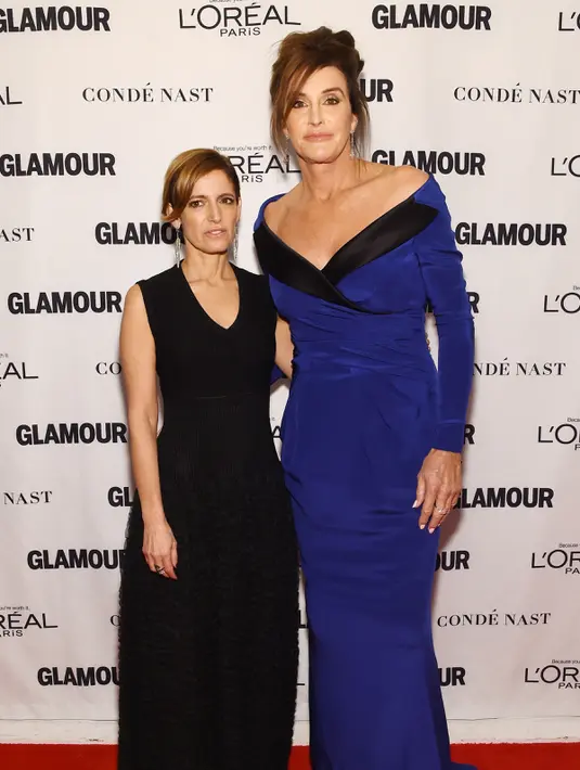 Caitlyn Jenner berfoto bersama editor in chief Glamour, Cynthia Leiv saat menghadiri acara penghargaan Glamour Women Of The Year di New York City, Senin (9/11/2015). (Larry Busacca /Getty Images untuk Glamour/AFP)