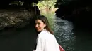Waktu liburan kali ini digunakan Najwa Shihab untuk mengunjungi beberapa destinasi wisata. Salah satunya adalah Rammang-Rammang, menikmati pemandangan alam Sungai Pute dengan perahu. (Instagram/najwashihab).
