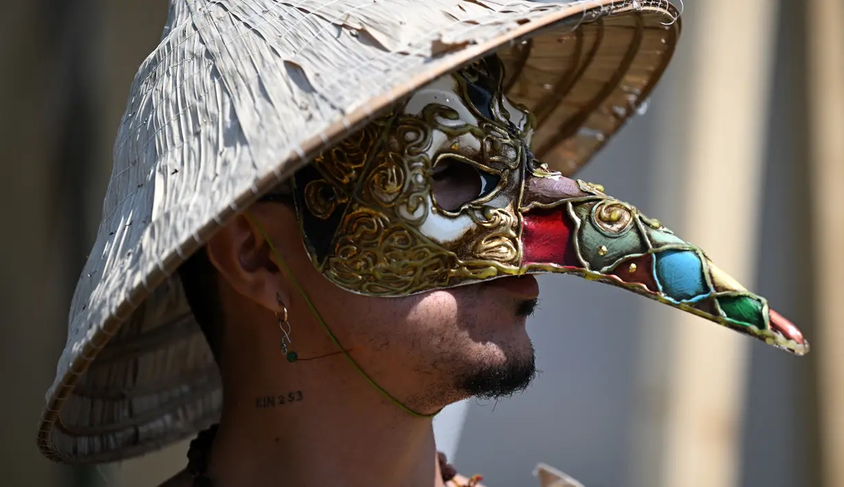 Seorang pengunjung festival memamerkan pelindung hidung pada Hari ke-2 festival Glastonbury di desa Pilton di Somerset, Inggris barat daya, pada tanggal 22 Juni 2023. Festival ini berlangsung dari tanggal 21 Juni hingga 26 Juni. (Photo by Oli SCARFF / AFP)