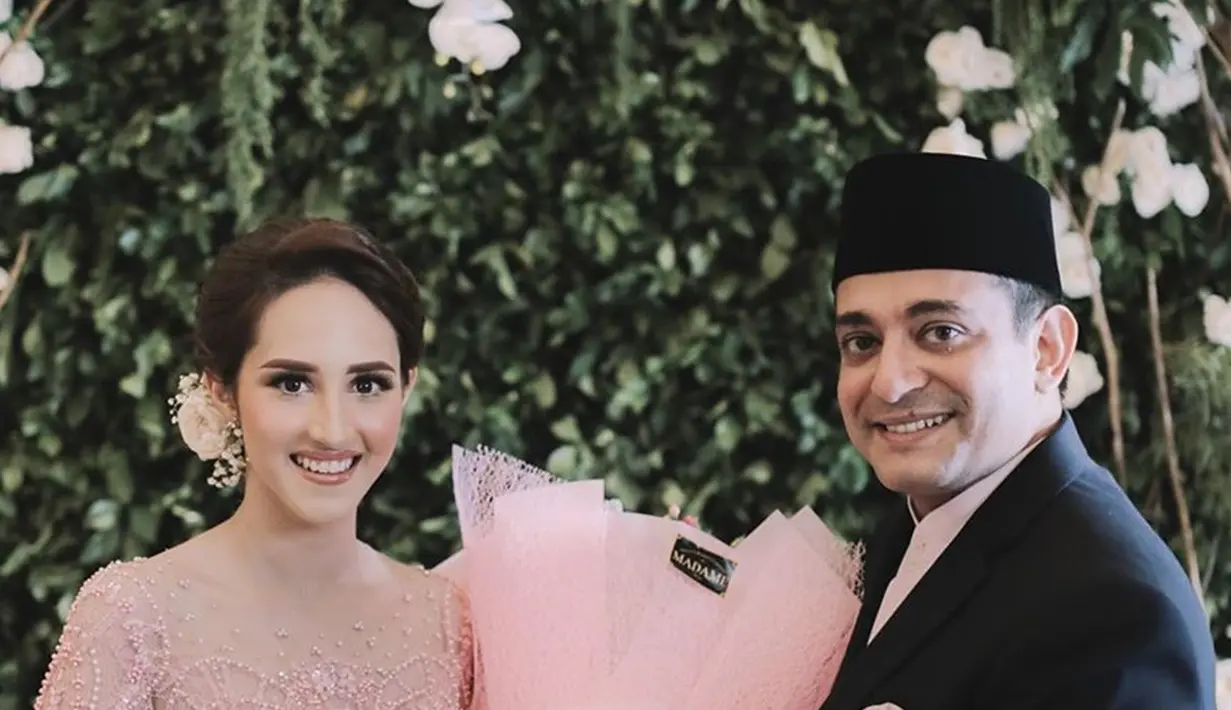 Inilah sepasang kekasih, politisi muda dan seorang dosen di kampus ternama. Tsamara Amany dan Ismail Fajrie Alatas dengan memegang seserahan berupa buku risalah sidang BPUPKI (Liputan6.com/IG/tsamaradki)