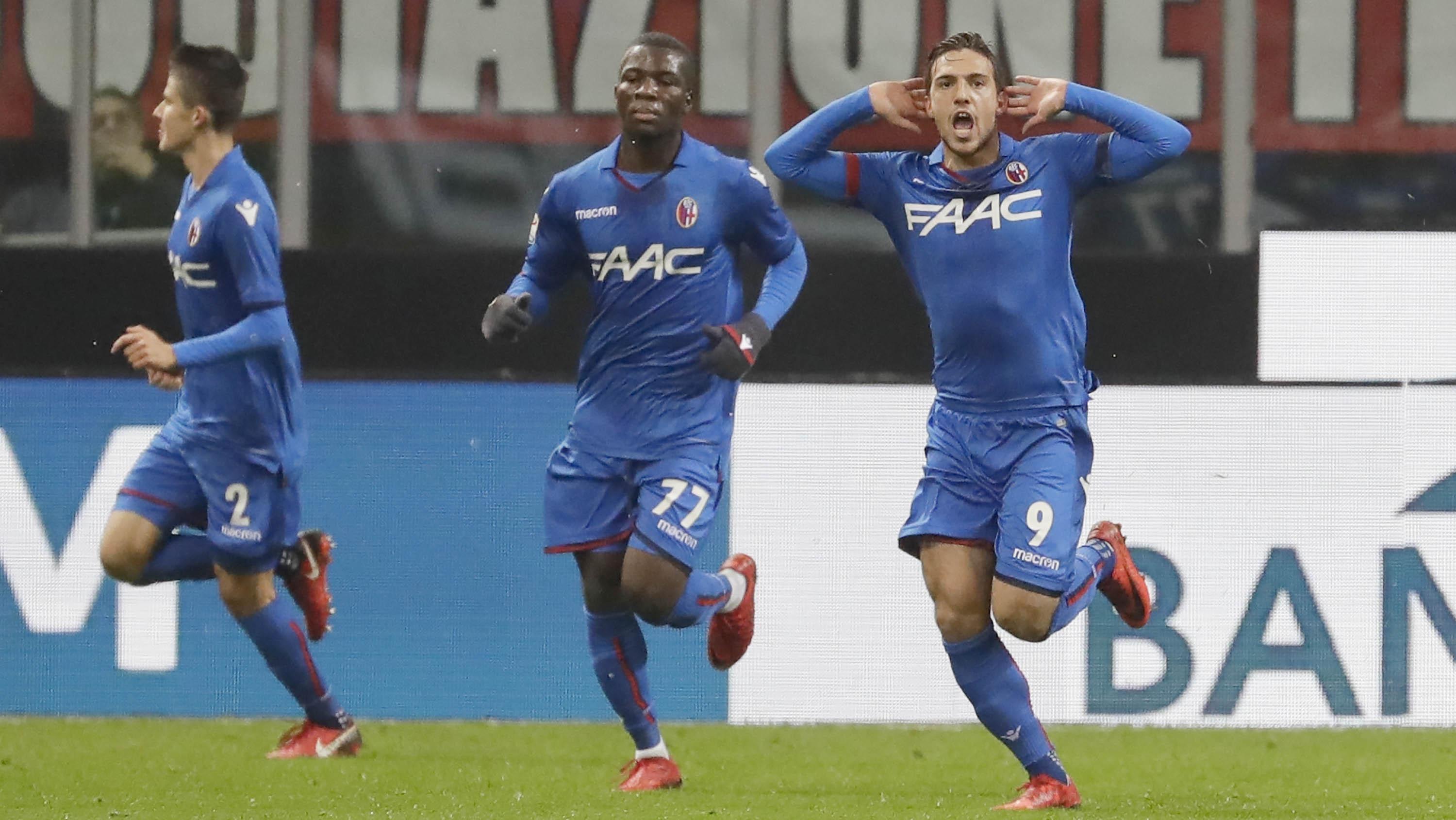 Striker Bologna, Simone Verdi, melakukan selebrasi usai mencetak gol ke gawang AC Milan pada laga Serie A di Stadion San Siro, Senin (11/12/2017). AC Milan menang 2-1 atas Bologna. (AP/Luca Bruno)