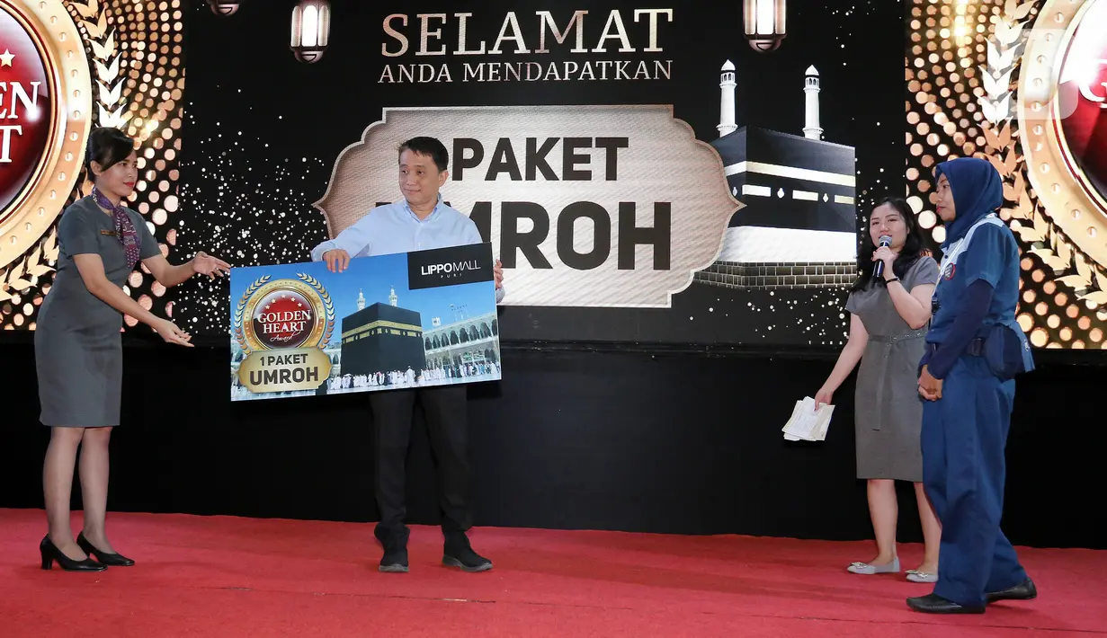CEO Lippo Malls Indonesia Eddy Mumin (kedua kiri) menyerahkan Golden Heart Annual Award 2019 di Lippo Mall Puri, Jakarta, Selasa (18/2/2020). Penghargaan diberikan kepada Dwi Wulandari (37) yang berhasil menemukan dan mengembalikan barang berharga milik pengunjung. (Liputan6.com/Fery Pradolo)