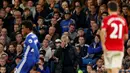 Ekspresi kekecewaan pelatih MU, Jose Mourinho, setelah kebobolan empat gol saat melawan Chelsea dalam laga pekan ke-9 Premier League di Stamford Bridge, Minggu (23/10/2016) malam WIB. (Action Images via Reuters/John Sibley)