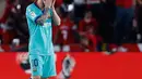Bintang Barcelona, Lionel Messi menutup wajah dengan tangannya pada laga pekan kelima La Liga melawan Granada di Stadion Nuevo Los Cármenes, Sabtu(21/9/2019). Barcelona secara mengejutkan tumbang dalam lawatannya ke markas tim promosi, Granada 0-2. (AP Photo/Miguel Morenatti)