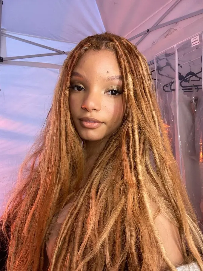 Halle Bailey menunjukkan proses pengerjaan rambutnya untuk film live-action The Little Mermaid. (Foto: Instagram/hallebailey)