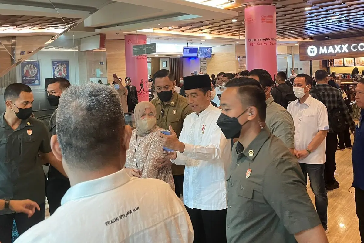 Presiden Joko Widodo atau Jokowi saat menjenguk mantan Kepala Badan Nasional Penanggulangan Bencana (BNPB), Letjen (Purn) Doni Monardo di Rumah Sakit Siloam Semanggi, Selasa (7/11/2023). (dok tim Egy Massadiah)