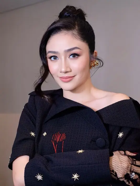 Meski demikian, pesona cantiknya tetap terlihat dengan pulasan makeup dari MUA Philipe Karunia [@philipekarunia]