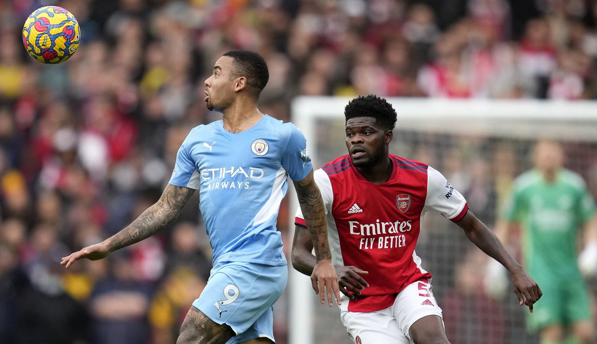 Manchester City membuka peluang pertama di menit ke-4. Umpan Kevin De Bruyne gagal dimaksimalkan oleh Gabriel Jesus lewat sundulannya yang masih melebar dari gawang Arsenal yang dikawal Aaron Ramsdale. (AP/Matt Dunham)