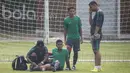 Bek Bhayangkara FC, Putu Gede Juni Antara, tampak cedera saat seleksi Timnas Indonesia U-22 di Lapangan SPH Karawaci, Banten, Kamis (23/2/2017). (Bola.com/Vitalis Yogi Trisna)