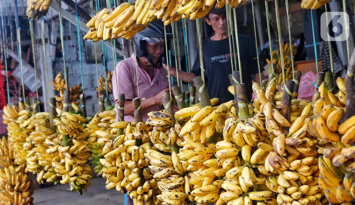 Pedagang mengaku penjualan pisang mengalami meningkat hingga 30 persen daripada hari biasanya. (Liputan6.com/Angga Yuniar)