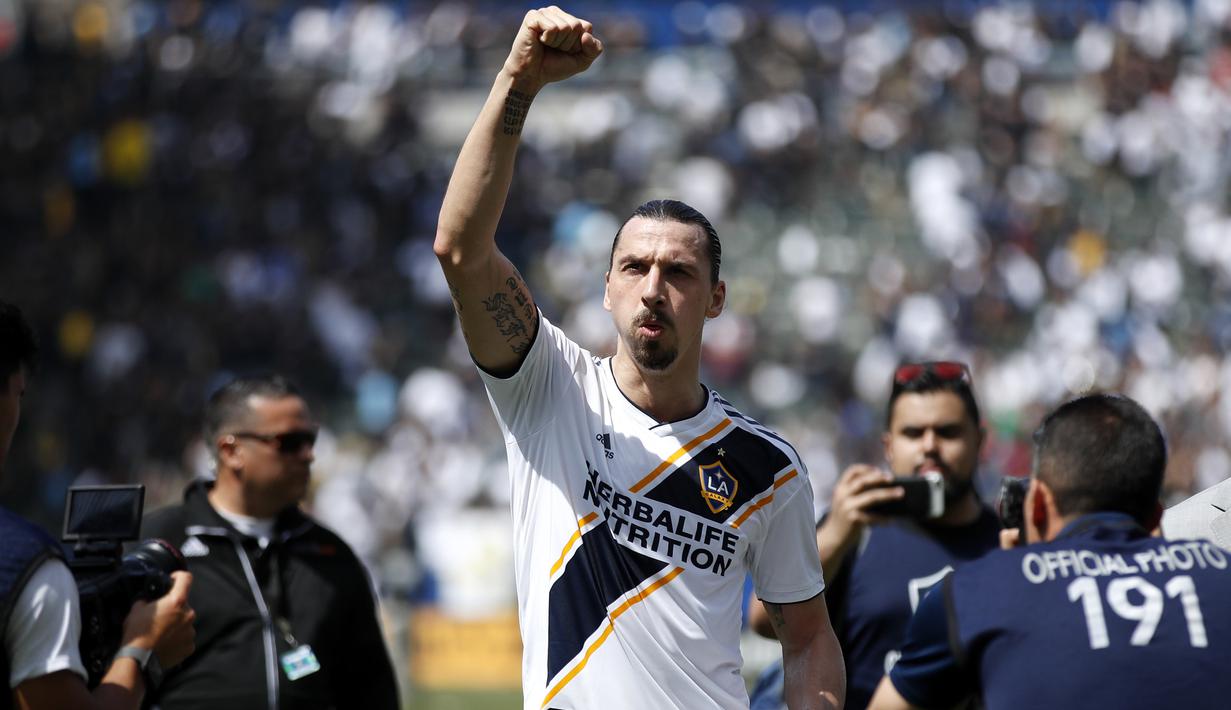 Zlatan Ibrahimovic memberikan salam kepada fans usai laga melawan Los Angeles FC pada laga Major League Socccer di StubHub Center,  California, (31/3/2018). LA Galaxy menang 4-3. (AP/Jae C. Hong)