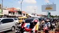Iring-iringan motor dari arah barat menuju Jawa Tengah dan Jawa Timur meramaikan Kota Cirebon, Jawa Barat.
