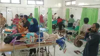 Pasien DBD di rawat di ruangan UGD RSUD TC.Hillers Maumere. (Liputan6.com/Dionisius Wilibardus)