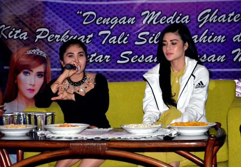 Ratu Idola dan Hesty Klepek-Klepek di acara Diskusi Wartawan Hiburan di Puncak, Bogor, Jawa Barat. foto: istimewa