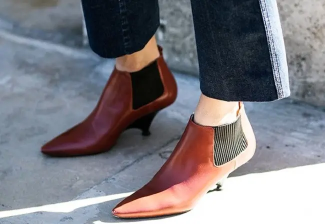 Berikut beberapa model sepatu yang perlu Anda hindari agar tetap tampil trendi dan muda. (Foto: www.whowhatwear.com/Sandra Semburg)