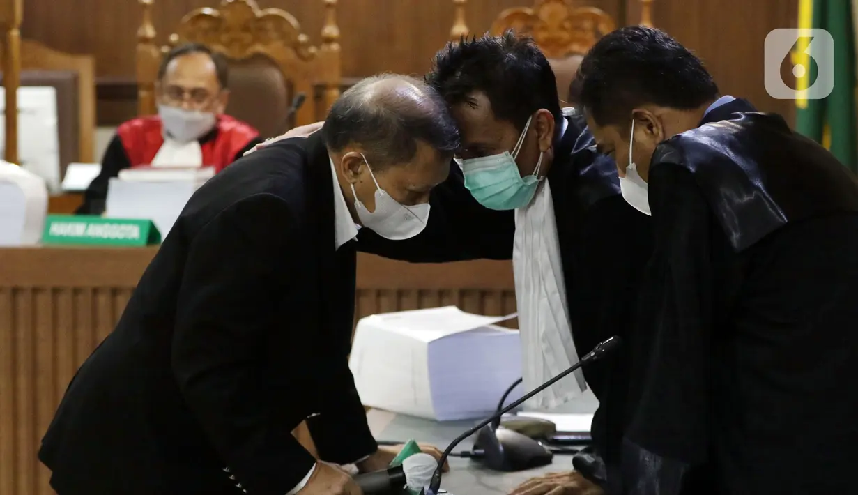 Terdakwa dugaan korupsi pengadaan tiga unit QCC PT Pelindo II 2010, Richard Joost Lino (kedua kiri) saat sidang pembacaan tuntutan, Pengadilan Tipikor Jakarta, Kamis (11/11/2021). RJ Lino dituntut pidana penjara 6 tahun, denda Rp500 juta subsider 6 bulan kurungan. (Liputan6.com/Helmi Fithriansyah)