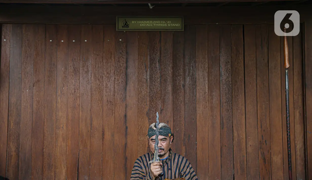 Nasip Hadi Prayitno (51) melakukan ritual jamasan atau pencucian keris di Museum Pusaka TMII, Jakarta, Kamis (20/8/2020). Ritual yang dilakukan setiap memasuki bulan Muharam merupakan upaya mempertahankan keutuhan keris sebagai warisan budaya leluhur yang diakui UNESCO.  (Liputan6.com/Faizal Fanani)