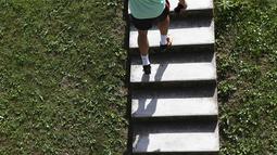Pemain Portugal, Cristiano Ronaldo menaapaki tangga menuju lapangan pada sesi latihan sebelum melawan Prancis pada Ffinal Piala Eropa 2016 di Marcoussis, Paris selatan, (8/7/2016). (AFP/Francisco Leong)