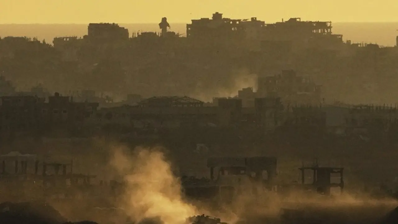 Sebuah tank Israel bermanuver di Jalur Gaza, Minggu (4/5/2025).