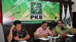 Anggota Lembaga Hukum dan HAM DPP PKB Sugiono (kiri), Wasekjen DPP PKB, Abdul Malik Haramain (tengah) dan Pengurus DPP PKB Bambang Susanto (kanan) saat menggelar konferensi pers, Jakarta, Minggu (4/1/2015). (Liputan6.com/Miftahul Hayat)